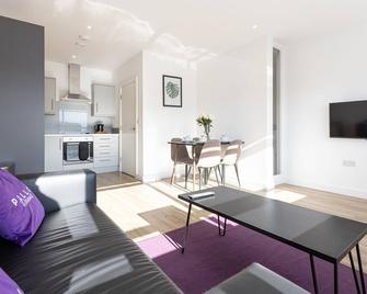 Pillo Rooms Serviced Apartments - Manchester Arena - Manchester - Living room