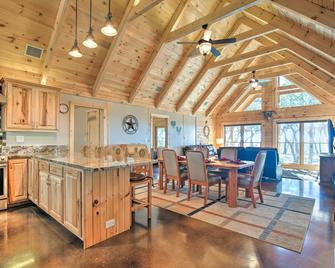 Twin Acres Hill Country Ranch - Florence - Dining room