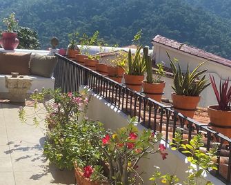 Showstopper 3-bedroom condo with AC & WiFi with phenomenal Mismaloya Bay views - Mismaloya - Balkon