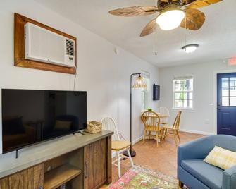 Charming Dtwn Retreat 1 Mi to Ocean Springs Beach - Ocean Springs - Living room
