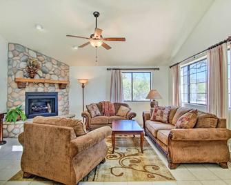 Sunny Tucson Home with Patios on 5 Acres! - Tucson - Sala de estar