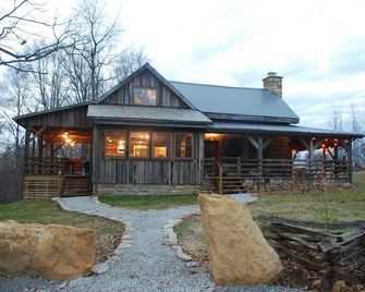 Peaceful historic log cabin getaway on 40 acres - NO cleaning fee! - Blue Creek - Building
