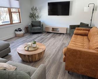 Family-friendly cabin with beautiful sand beach - Baxter - Wohnzimmer
