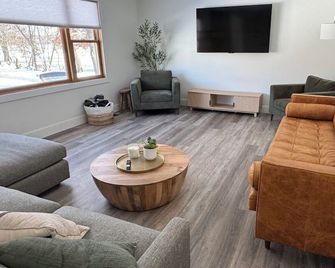 Family-friendly cabin with beautiful sand beach - Baxter - Wohnzimmer