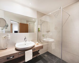 Spa & Naturhotel Outside - Matrei in Osttirol - Bathroom