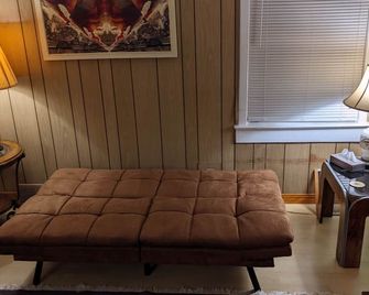 Cozy Cottage Retreat on North Jersey Shore - Leonardo - Living room