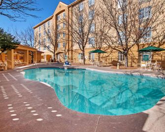 La Quinta Inn & Suites by Wyndham Albuquerque West - Albuquerque - Piscină