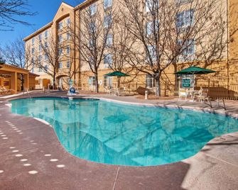 La Quinta Inn & Suites by Wyndham Albuquerque West - אלבקורקי - בריכה