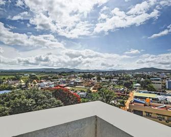Itsy Hotels Shrey'S Inn Mallandur Road - Chikamagalur - Balcony