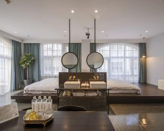 Dalian Fiveinn·5 Haisu Designer Homestay - Dalian - Schlafzimmer