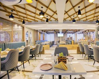 Cozzet Mahad Trademark by Wyndham - Mahād - Restaurant