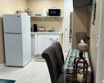 Beautiful Beach Oasis - 5 Blocks from the Beach - Jacksonville Beach - Kitchen