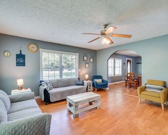 Hike, Fish and Ride Pet-Friendly Huntsville Home - Huntsville - Sala de estar