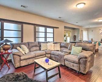 Cozy Steger Apartment w/ Patio: 30 Mi to Chicago! - Steger - Living room
