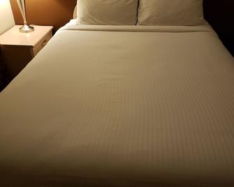 Shemron Suites Hotel - Deep River Depot - Bedroom