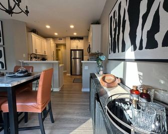 Spacious 4-bedroom townhome with Pool, WiFi, AC in marvelous Murrieta - Murrieta - Cucina