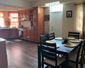 DA Paradise Inn - Mountain top tranquility - Roseau - Essbereich