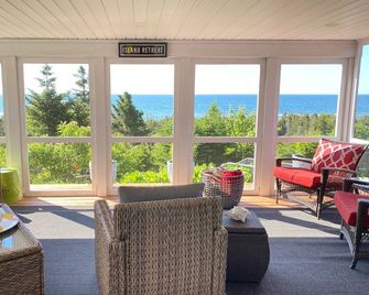 Beach house on private white sand beach - Souris - Balcony