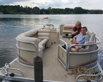 Campau cottage 1 bed · Lakefront hot swim pool spa cottage - Grand Rapids