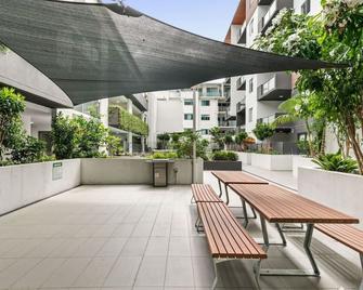 Chic Modern Retreat 1BR Apt w pool Kelvin Grove - Brisbane - Balcony