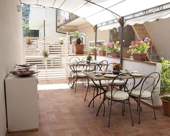 Donna Rosa Accommodation - Tropea - Patio