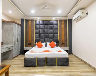 Hotel Nakshatra - Karīmganj - Bedroom