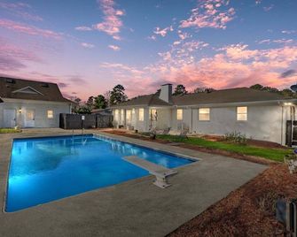 NEW! minutes to downtown - Private Half-Acre Ranch Retreat - Charlotte - Pool