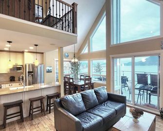 La Casa Cottage 497-Exclusive lakefront 2-bedroom + loft cottage ,Dog-friendly! - Kelowna - Living room