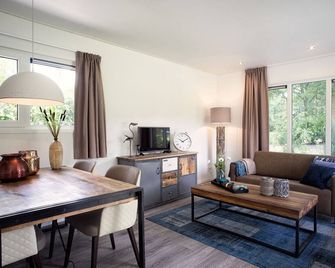 Spacious yard with a private hottub - Wekerom - Sala de estar