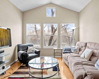 Modern Townhome Getaway in Lafayette Near Boulder! - Lafayette - Living room