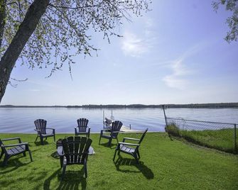Cameron Lake Waterfront Cottage | Kawartha Lakes - Fenelon Falls - Patio
