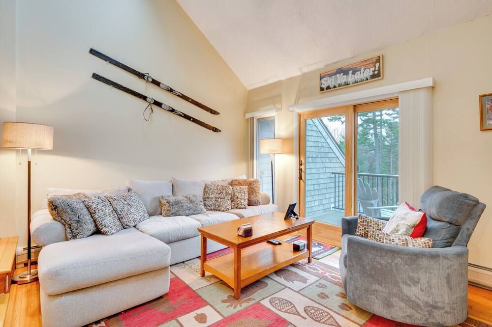 Cozy Bretton Woods Ski-InandSki-Out Condo with Deck! - كارول (نيو هامبشير) - غرفة معيشة