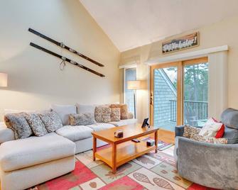 Cozy Bretton Woods Ski-InandSki-Out Condo with Deck! - Carroll - Living room