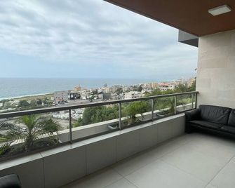 Saphira Apartments The Perfect Place for Your Stay one Minute Away From Highway - Safra - Balcone