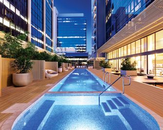SKYE Hotel Suites Parramatta - Parramatta - Piscina