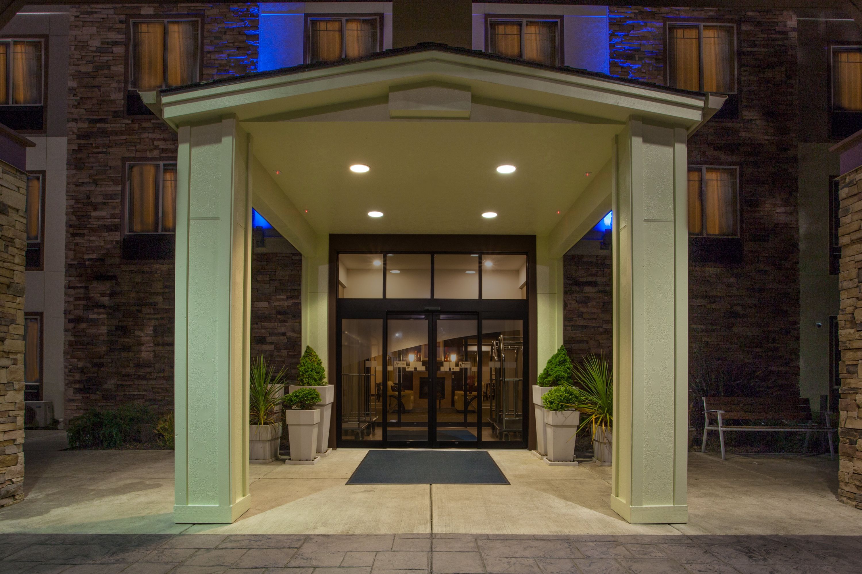 Holiday Inn Express & Suites Newport By IHG - ניופורט - בניין