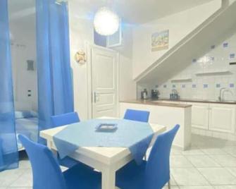 Tiffany Holiday Home 5 minutes walk from the beaches Is your Best Decision! - Lacco Ameno - Comedor