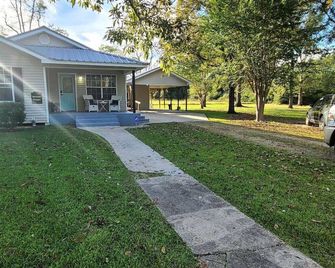 Stewart House with Hot Tub and 3 bedroom - Hammond - Building