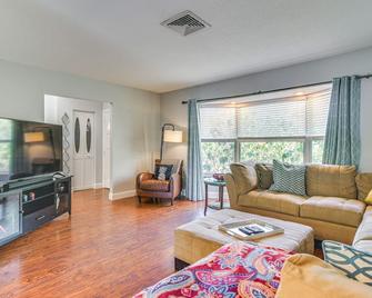 Seminole Home with Private Pool about 2 Mi to Beach! - Seminole - Living room