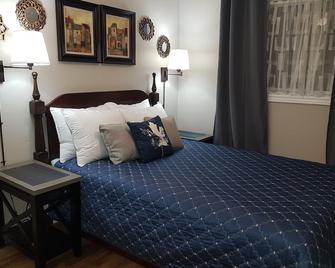 Sarnia's Hidden Gem - 3 BR/2 BA by College/Hwy/Arena - Sarnia - Bedroom