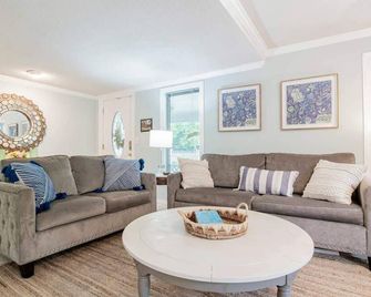 Dozing on Dog River- River Access Dock Yard - Tillmans Corner - Wohnzimmer