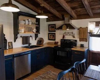 Log Cabin owned by Johnny Cash approx. 30 mins to downtown Nashville. Sleeps 6 - Hendersonville - Kitchen