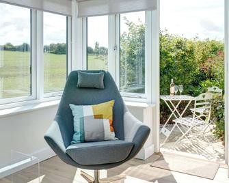 1 bedroom accommodation in Near Cirencester - 比伯里 - 客廳