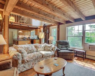Rural Retreat 3 Mi to Morrisville & Rail Trail! - Hyde Park - Living room