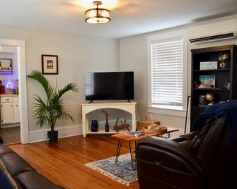 Walkable to Downtown DeLand & Stetson University - Beach 30-45 Minute Drive - DeLand - Living room
