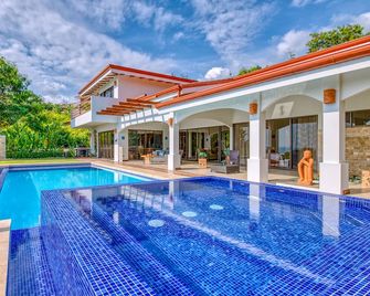 Newly Listed & Stunning Luxury Villa with Impressive Ocean and Mountain Views - Dominical - Pool