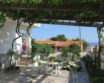 Villa Maria Three-room apartment with large garden near the sea - Valledoria - Patio
