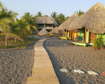 Eco-Hotel Playa Quilombo - Las Lisas - Vista del exterior