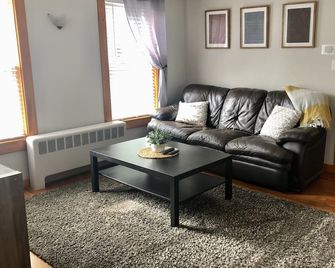 Charming Sunny Space in Historic Manchester, NH - Manchester - Wohnzimmer