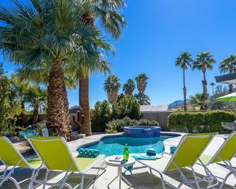 Resort Style Retreat in Palm Springs - Palm Springs - Pool